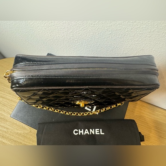 CHANEL vintage Large pocket quilted camera bag - Picture 2 of 12